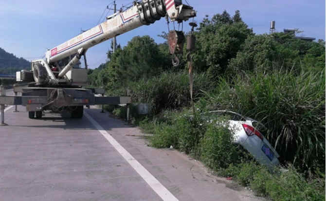 梁山重载吊车救援